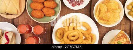 Ein Panorama spanischer Tapas, ein Foto von einer Vielzahl von Snacks. Gazpacho, Tintenfischringe, Tortilla, Käse usw., Schuss aus dem Stab Stockfoto