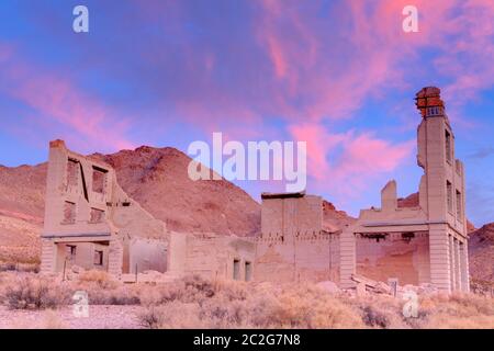 Koch-Bank in der Geisterstadt Rhyolite, Beatty, Nevada, USA, Nordamerika Stockfoto