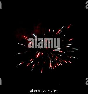 Gelb orange Feuerwerk gegen Nachthimmel Nahaufnahme Stockfoto