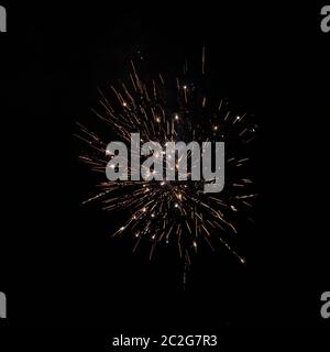 Gelb orange Feuerwerk gegen Nachthimmel Nahaufnahme Stockfoto