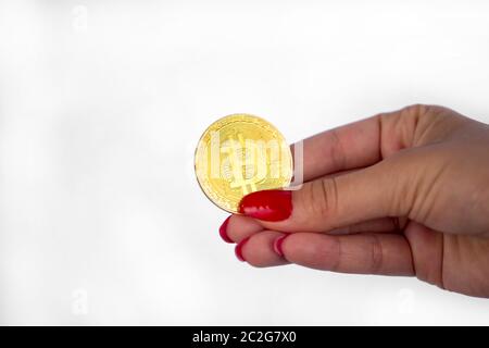 Bitcoin Münze in der Hand der Frau Stockfoto