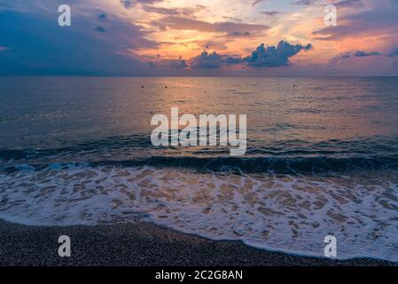 Malerischen Sonnenuntergang am Strand in Italien Kalabrien Stockfoto