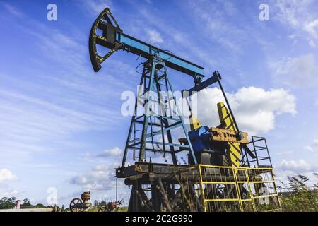 Ölproduktion: Ölbohranlage auf blauem Himmel Hintergrund Stockfoto