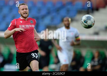 Hannover, Deutschland. Juni 2020. Fußball, 2. Bundesliga, Hannover 96 - FC St. Pauli, 32. Spieltag, HDI-Arena: Der Hannoveraner Cedric Teuchert schaut auf den Ball. Quelle: Swen Pförtner/dpa - WICHTIGER HINWEIS: Gemäß den Bestimmungen der DFL Deutsche Fußball Liga und des DFB Deutscher Fußball-Bund ist es untersagt, im Stadion und/oder aus dem Spiel aufgenommene Aufnahmen in Form von Sequenzbildern und/oder videoähnlichen Fotoserien zu nutzen oder auszunutzen./dpa/Alamy Live News Stockfoto