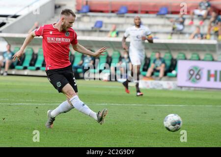 Hannover, Deutschland. Juni 2020. Fußball, 2. Bundesliga, Hannover 96 - FC St. Pauli, 32. Spieltag, HDI-Arena: Hannovers Cedric Teuchert schießt sich ins Tor und erreicht damit 4:0. Quelle: Swen Pförtner/dpa - WICHTIGER HINWEIS: Gemäß den Bestimmungen der DFL Deutsche Fußball Liga und des DFB Deutscher Fußball-Bund ist es untersagt, im Stadion und/oder aus dem Spiel aufgenommene Aufnahmen in Form von Sequenzbildern und/oder videoähnlichen Fotoserien zu nutzen oder auszunutzen./dpa/Alamy Live News Stockfoto