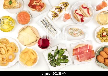 Spanische Tapas und Wein, ein Foto von einer Vielzahl von Snacks Stockfoto