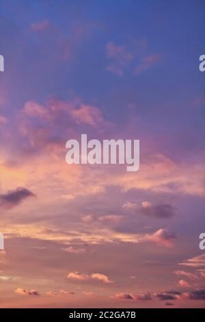 Unglaublich schöne Wolkenformationen und Farben am Himmel, Sonnenuntergang. Stockfoto