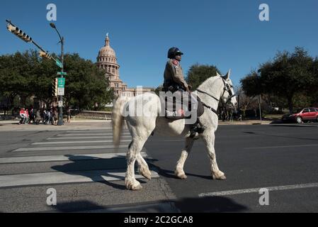 Austin Texas USA, Januar 18 2016: Ein Beamter des US-amerikanischen Ministeriums für öffentliche Sicherheit in Texas reitet in der Nähe des Texas Capitol auf Patrouille. ©Bob Daemmrich Stockfoto
