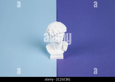 Ein weißes resin Büste auf einem bicolor Hintergrund. pop Atmosphäre. Minimale Farbe still life Fotografie Stockfoto