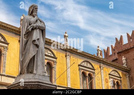 Statue des großen Dichters Dante Alighieri in Piazza dei Signori ist ein Stadtplatz in Verona, Italien. Stockfoto