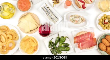 Ein Panorama spanischer Tapas und Wein, ein Foto von einer Vielzahl von Snacks. Manchego-Käse, Jamon, paprika, Sardinen Stockfoto