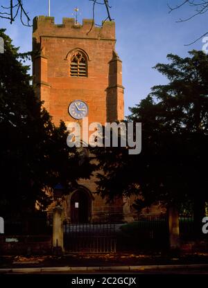Blick E der Kirchtore, alte Eibe & spätes C14. W Turm der St Mary's Church, Overton, Wrexham, Wales, UK: Viktorianische Uhr von Thomas Joyce c 1849 Stockfoto