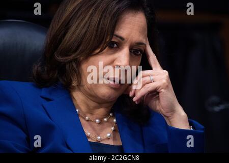 Washington, DC. Juni 2020. Die US-Senatorin Kamala Harris (Demokrat von Kalifornien) nimmt am Dienstag, den 16. Juni 2020, an der Anhörung des Justizausschusses des US-Senats mit dem Titel „Polizeieinsatz von Gewalt und Gemeinschaftsbeziehungen“ im Dirksen Senate Office Building in Washington, DC, Teil. Quelle: Tom Williams/Pool via CNP, weltweite Nutzung Quelle: dpa/Alamy Live News Stockfoto