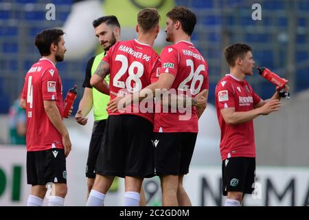 Hannover, Deutschland. Juni 2020. Fußball, 2. Bundesliga, Hannover 96 - FC St. Pauli, 32. Spieltag, HDI-Arena: Hannovers Spieler sind nach dem Spiel auf dem Platz. Quelle: Swen Pförtner/dpa - WICHTIGER HINWEIS: Gemäß den Bestimmungen der DFL Deutsche Fußball Liga und des DFB Deutscher Fußball-Bund ist es untersagt, im Stadion und/oder aus dem Spiel aufgenommene Aufnahmen in Form von Sequenzbildern und/oder videoähnlichen Fotoserien zu nutzen oder auszunutzen./dpa/Alamy Live News Stockfoto