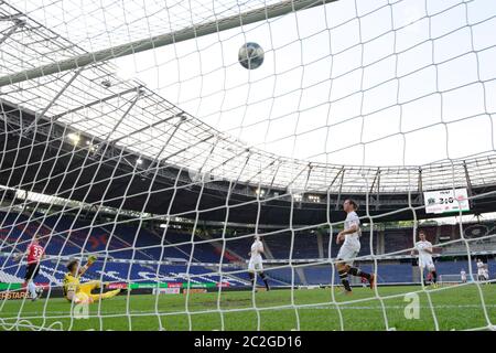 Hannover, Deutschland. Juni 2020. Fußball, 2. Bundesliga, Hannover 96 - FC St. Pauli, 32. Spieltag, HDI-Arena: Hannovers Cedric Teuchert (l) trifft das Tor zum 4:0. Quelle: Swen Pförtner/dpa - WICHTIGER HINWEIS: Gemäß den Bestimmungen der DFL Deutsche Fußball Liga und des DFB Deutscher Fußball-Bund ist es untersagt, im Stadion und/oder aus dem Spiel aufgenommene Aufnahmen in Form von Sequenzbildern und/oder videoähnlichen Fotoserien zu nutzen oder auszunutzen./dpa/Alamy Live News Stockfoto