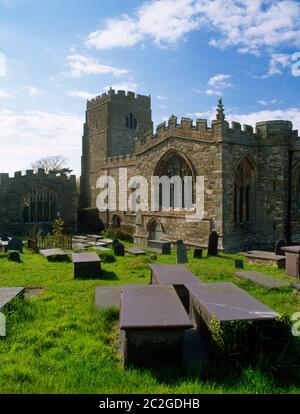 Sehen Sie WNW der St. Beuno's Kirche & seine freistehende C16. Schreinkapelle (Bedd Beuno, hinten L) in Clynnog Fawr, bei Caernarfon, Wales, UK. Bardsey Pilgerroute Stockfoto