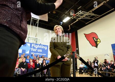 Hillary Clinton hat Iowa gebrühmt - Demokratische Spitzenkandidat Hillary Clinton bringt ihre Kampagne nach Newton, Iowa, etwa eine Stunde außerhalb des Moines, als sie am Montag den Herausforderer Bernie Sanders bei den Iowa Caucus schlagen will. Clinton wird sich mit Ehemann Bill Clinton für mehrere Zwischenstopps über das Wochenende zusammenfinden. 28. Januar 2016 © Bob Daemmrich Stockfoto