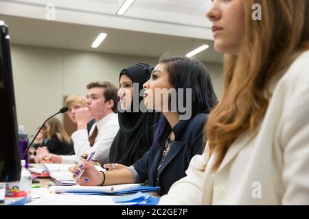 San Marcos, Texas, USA, 27. Februar 2016: Studenten der Dripping Springs High School geben sich als Verteidiger aus, wenn sie an einem Scheinprozess in einem Bezirksgerichtshof teilnehmen. Die zweistündige Verhandlung dramatisierte Gerichtsverfahren im Zusammenhang mit einer toxischen Beziehung zwischen einem jungen, unverheirateten Paar. © Bob Daemmrich Stockfoto