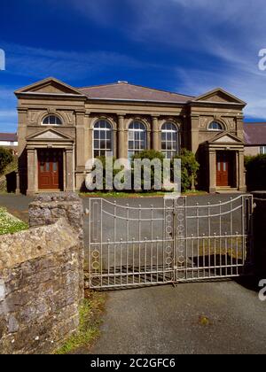 S Vorderseite der Peniel Calvinistic Methodist Chapel, Amlwch Port, Anglesey, Wales, UK, erbaut 1898-1900 nach einem klassisch-italienischen Design von Richard Davies. Stockfoto