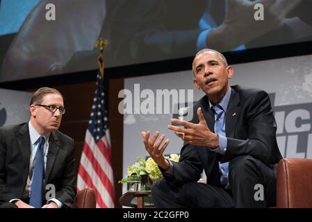 Austin, Texas, USA, 11. März 2016: USA Präsident Barack Obama spricht mit Evan Smith, CEO von Texas Tribune, während einer Grundsatzrede auf der Digitalen Konferenz South by Southwest über die digitale Kluft. Obama drängt darauf, dass technisch versierte Menschen sozialer Verantwortung übernehmen und sein Vermächtnis fortführen. ©Bob Daemmrich Stockfoto