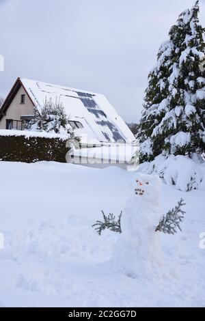 Solarmodul im Winter auf einem Dach mit Schnee Stockfoto