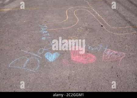 Schwarze Leben sind eine Angelegenheit mit Herzen, die in Chalk auf einem Bürgersteig in der Glebe-Gegend von Ottawa, Kanada, geschrieben wurde Stockfoto