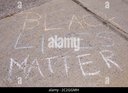 Schwarze Leben Materie geschrieben in Chalk auf einem Bürgersteig in der Glebe-Bereich von Ottawa, Kanada Stockfoto