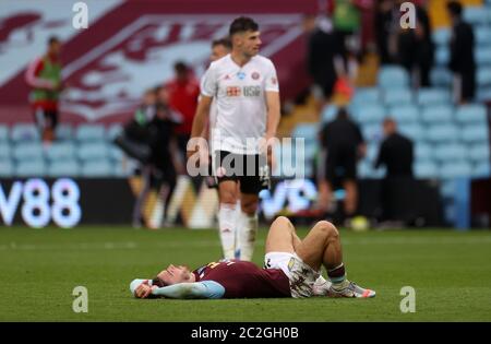 Jack Grealish von Aston Villa ist während des Premier League-Spiels in Villa Park, Birmingham, niedergeschlagen. Stockfoto