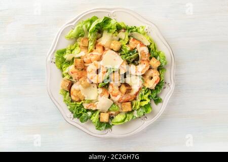 Shrimp Caesar Salat mit Parmesan, Croutons und Salat Stockfoto