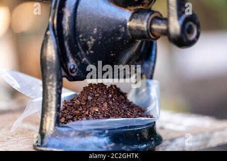 Gemahlener Kaffee in der manuellen Mühle. Stockfoto