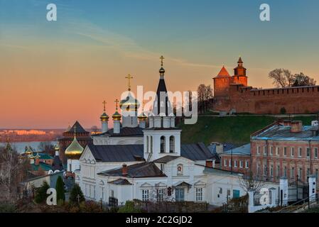 Stadtbild der Stadt Nischni Nowgorod im Sonnenuntergang Licht. Russland Stockfoto