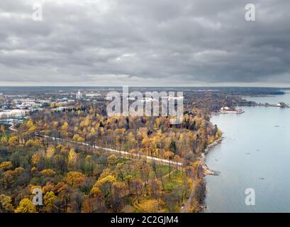 Drohne Ansicht der Herbst Vorstadtparks von St. Petersburg mit Palästen am Ufer des Golfs von Foll Stockfoto