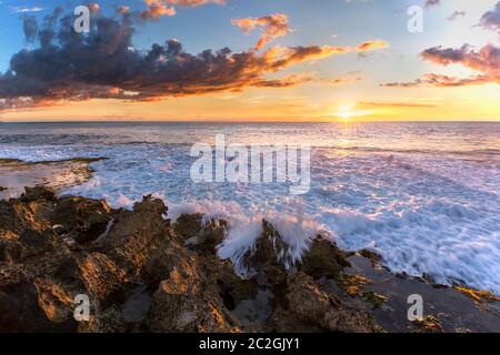 Sonnenuntergang von Ko Olina Beach Park, Oahu, Hawaii, USA Stockfoto