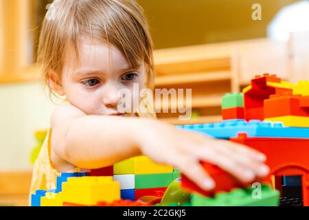 Kind in Spielgruppe des Kindergartens spielen Stockfoto