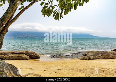 Strand auf der Insel Ilhabela an der Nordküste von Sao Paulo Stockfoto