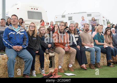 Austin Texas, USA, 27. März 2016: Austiniter, viele Freiwillige bei Mobile Loaves and Fishes, nehmen an einer zeitgenössischen Osterfeier und einer Zwischenzeremonie bei Community First Teil! Dorf. Mobile Loaves and Fishes operiert Community First, eine 27 Hektar große Master-Plangemeinde, die bezahlbare, dauerhafte Unterkünfte und eine unterstützende Gemeinschaft für behinderte chronisch obdachlose Menschen in Zentral-Texas bietet. ©Bob Daemmrich Stockfoto