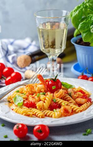 Nudeln mit Tomatensoße und Garnelen. Stockfoto