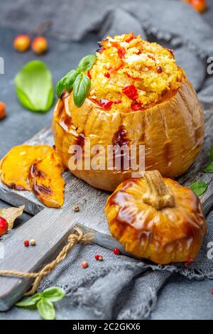 Köstlicher Kürbis mit Couscous gebacken. Stockfoto