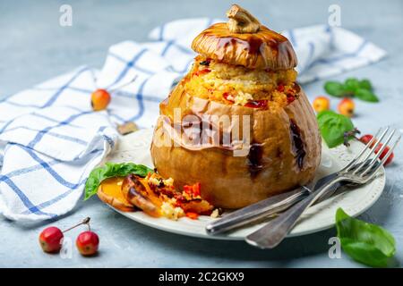 Kürbis gebacken mit Couscous und Gemüse. Stockfoto