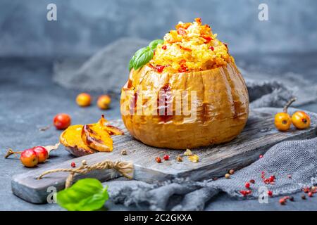 Gebackener Kürbis gefüllt mit Couscous und Gemüse. Stockfoto