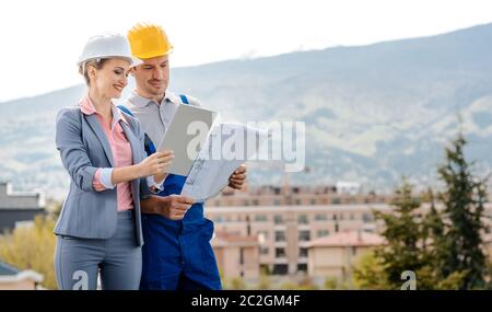 Bauträger und Bauarbeiter erstellen Projekt gemeinsam die Zukunft Stockfoto