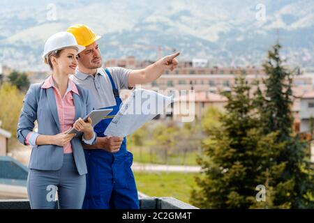 Bauträger und Bauarbeiter erstellen Projekt gemeinsam die Zukunft Stockfoto
