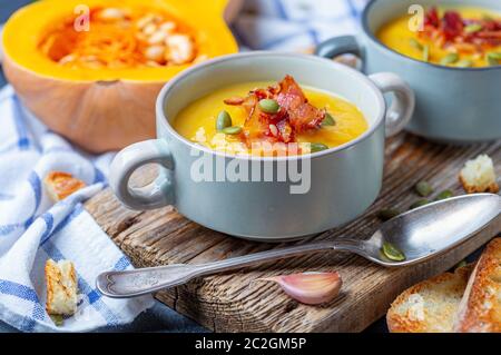 Kürbissuppe mit knusprigem Speck aus nächster Nähe. Stockfoto