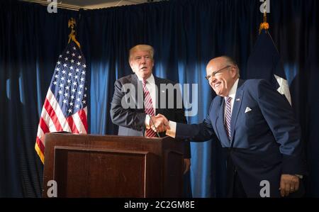 Austin, Texas 23. August 2016: Der republikanische Präsidentschaftskandidat Donald Trump stellt den ehemaligen New Yorker Bürgermeister Rudy Giuliani vor, der heute Trump-Wahlkampfberater ist, während er seine unkonventionelle Kampagne nach Texas bringt, mit einer Spendenaktion und einer Kundgebung durch das überwiegend demokratische Zentraltexas. ©Bob Daemmrich Stockfoto