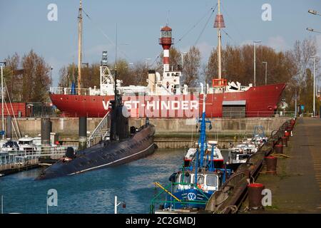 Das Feuerschiff West-Hinder II und das russische U-Boot B-143 / U-480 im Seafront Maritime Theme Park in Zeebrugge (Seabruges), Belgien. Foto V.D. Stockfoto