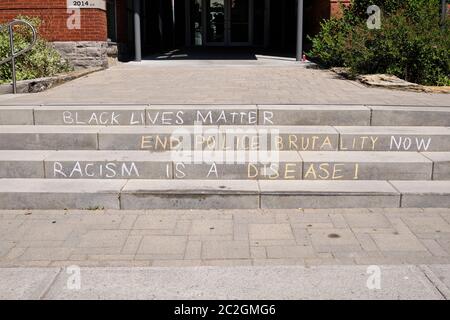 Black Lives Matter Botschaft mit Ende Polizeibrutalität und Rassismus ist Krankheit geschrieben in Chalk auf Schulstufen in der Glebe-Ottawa, Kanada Stockfoto