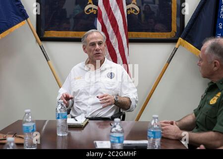 Weslaco, Texas 12. April 2018: Texasa Gov. Greg Abbott spricht mit den Truppen der Nationalgarde an der Waffenkammer der Nationalgarde im äußersten Süden von Texas, während sie sich auf die Entmehrung an der Grenze zwischen Texas und Mexiko vorbereiten. Die Soldaten werden in einer unterstützenden Rolle mit Bundesgrenzschutz und staatlichen Truppen sein. ©Bob Daemmrich Stockfoto