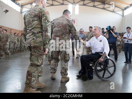 Weslaco, Texas, USA, 12. April 2018: Texas Gov. Greg Abbott begrüßt ein Mitglied der Nationalgarde in einem Waffenlager der Nationalgarde im äußersten Süden von Texas, wo sich die Truppen auf den Einsatz an der Grenze zwischen Texas und Mexiko vorbereiten. Die Soldaten werden bei der Bekämpfung der illegalen Einwanderung an der Südgrenze der Vereinigten Staaten eine unterstützende Rolle bei der Bundes- und Staatspolizei spielen. ©Bob Daemmrich Stockfoto