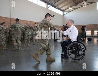 Weslaco, Texas, USA, 12. April 2018: Texas Gov. Greg Abbott begrüßt ein Mitglied der Nationalgarde in einem Waffenlager der Nationalgarde im äußersten Süden von Texas, wo sich die Truppen auf den Einsatz an der Grenze zwischen Texas und Mexiko vorbereiten. Die Soldaten werden bei der Bekämpfung der illegalen Einwanderung an der Südgrenze der Vereinigten Staaten eine unterstützende Rolle bei der Bundes- und Staatspolizei spielen. ©Bob Daemmrich Stockfoto