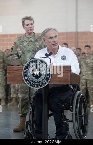 Weslaco, Texas, USA, 12. April 2018: Texas Gov. Greg Abbott spricht mit den Soldaten der Nationalgarde im südlichen Texas, während sie sich auf den Einsatz an der nahe gelegenen Grenze zwischen Texas und Mexiko vorbereiten. Die Soldaten werden eine unterstützende Rolle bei der Bundesgrenzpolizei und den Staatspolizisten spielen, die versuchen, die illegale Einwanderung an der Südgrenze der Vereinigten Staaten einzudämmen. ©Bob Daemmrich Stockfoto